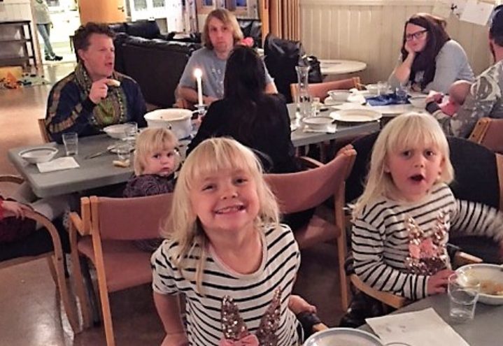 Middag og sang slår an