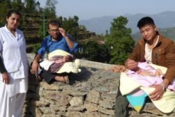 Stolte pappaer i Okhaldhunga